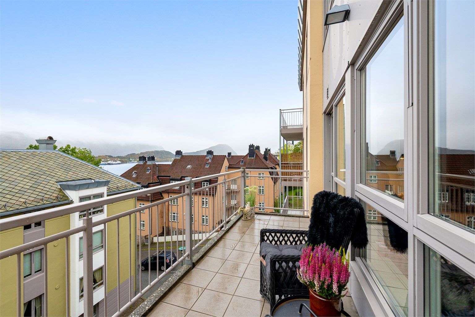 Balkong med gode sol- og utsiktsforhold. Flislagt dekke