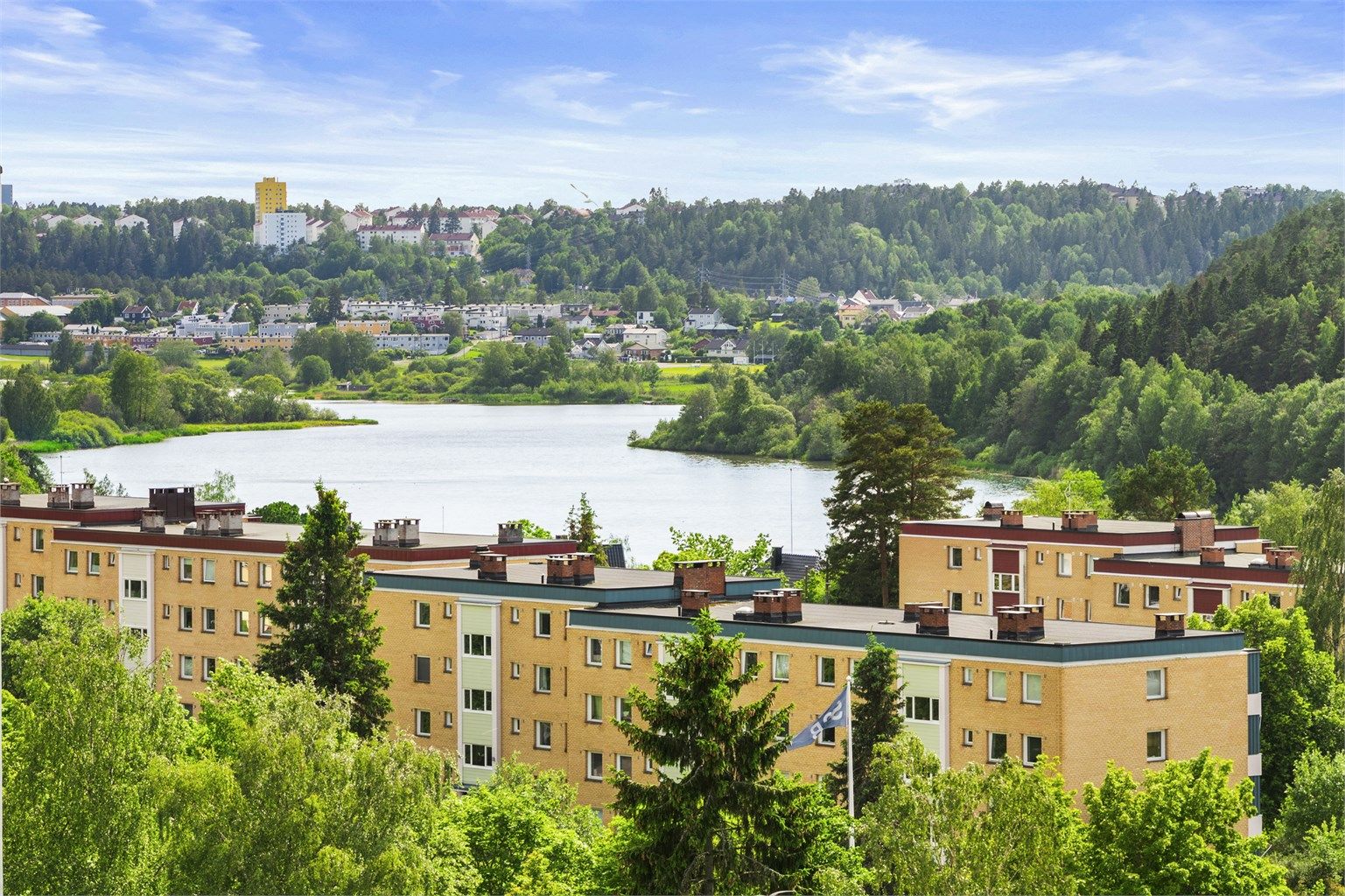 Østensjøvannet ligger et steinkast unna og byr på flotte turområder hele året.