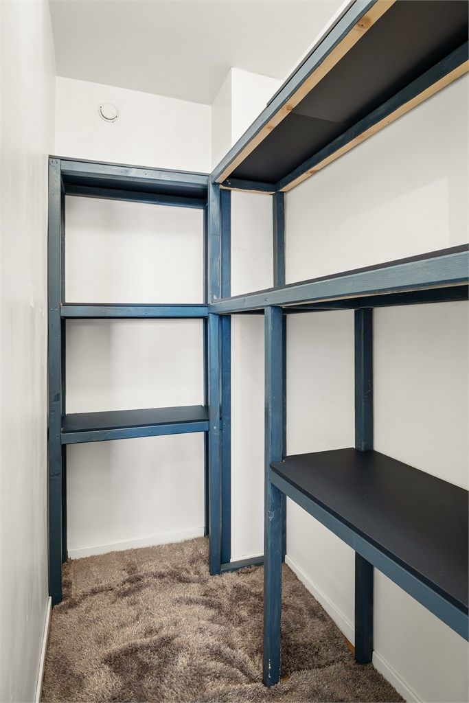 I tillegg til den innvendige boden disponerer leiligheten to eksterne boder for rikelig med lagringsplass.