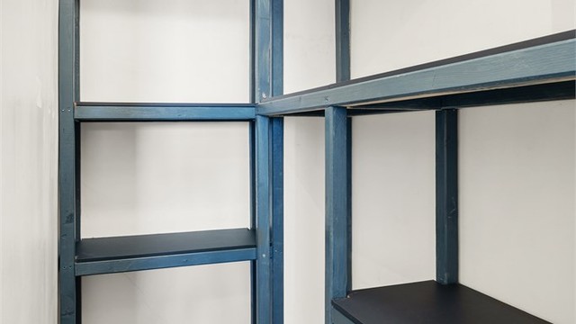 I tillegg til den innvendige boden disponerer leiligheten to eksterne boder for rikelig med lagringsplass.