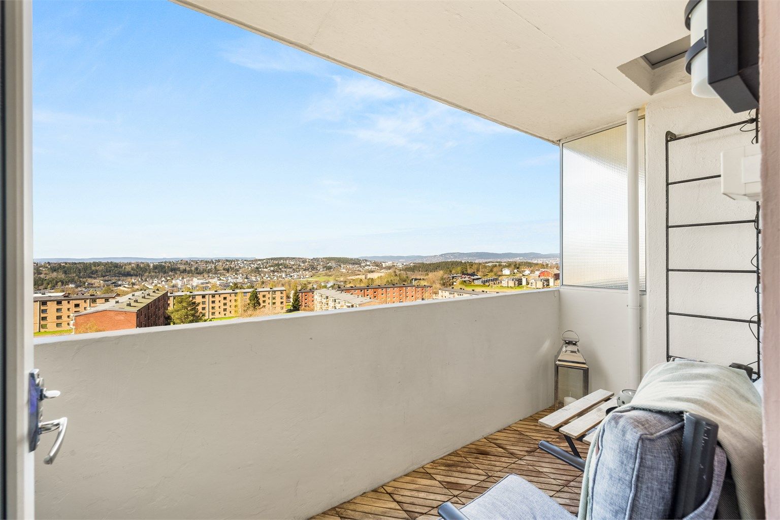 Solrik og vestvendt balkong med plass til sittegruppe. Stikkontakt og utebelysning.