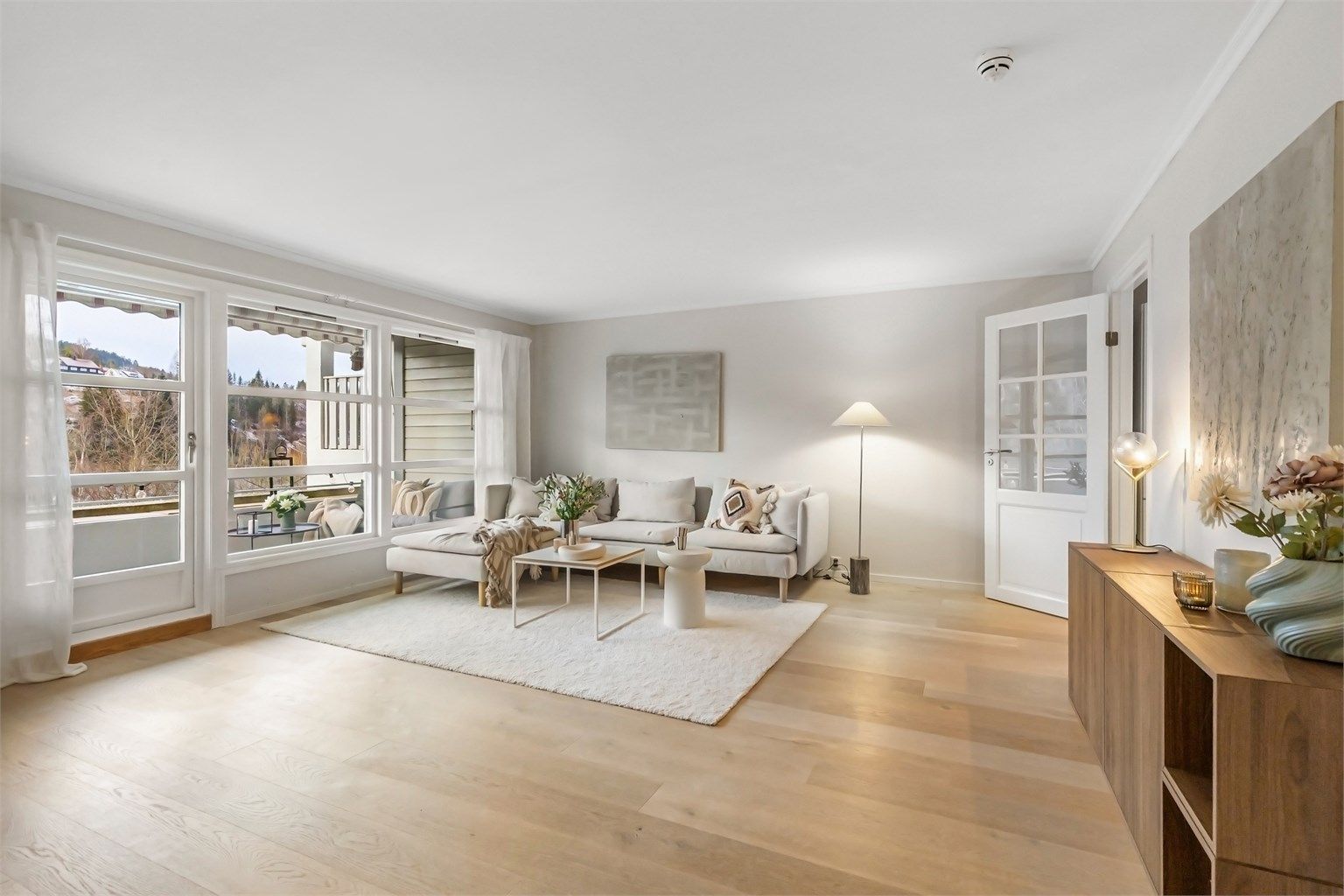 Stor og hyggelig stue med gode møbleringsmuligheter. Her er det plass for sofagruppe, TV-seksjon, lesehjørne og annet passende møblement.