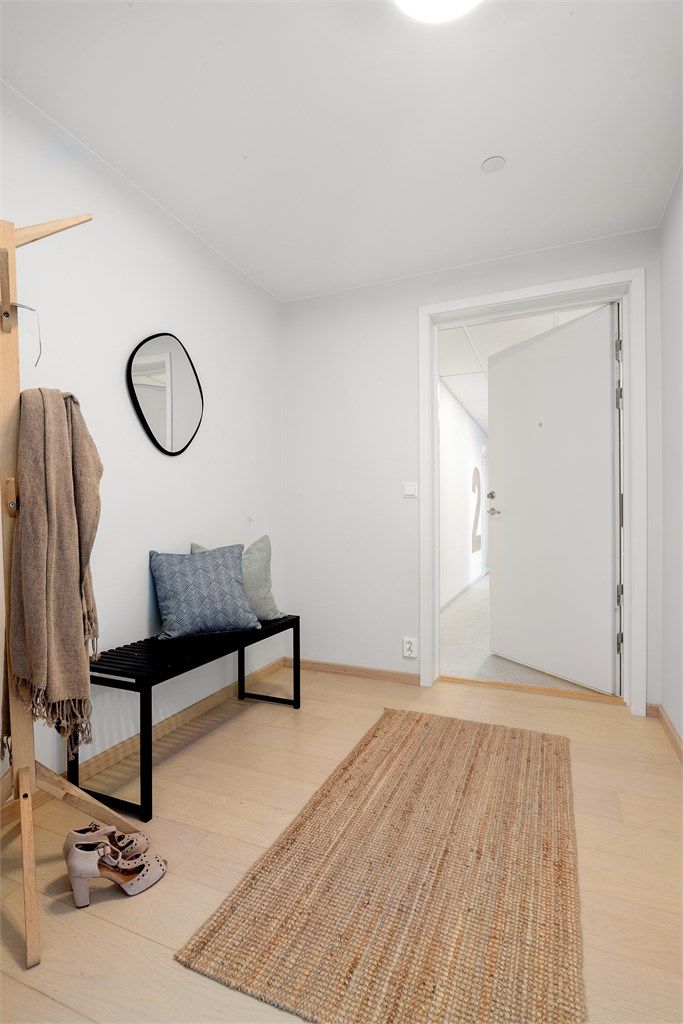 Adkomst til leiligheten via felles trappeoppgang med heis. Entrédøren har brannklasse EI30 og lydklasse 40dB.