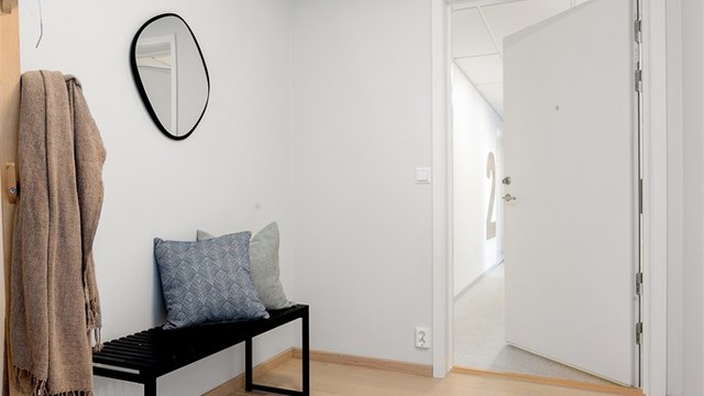 Adkomst til leiligheten via felles trappeoppgang med heis. Entrédøren har brannklasse EI30 og lydklasse 40dB.