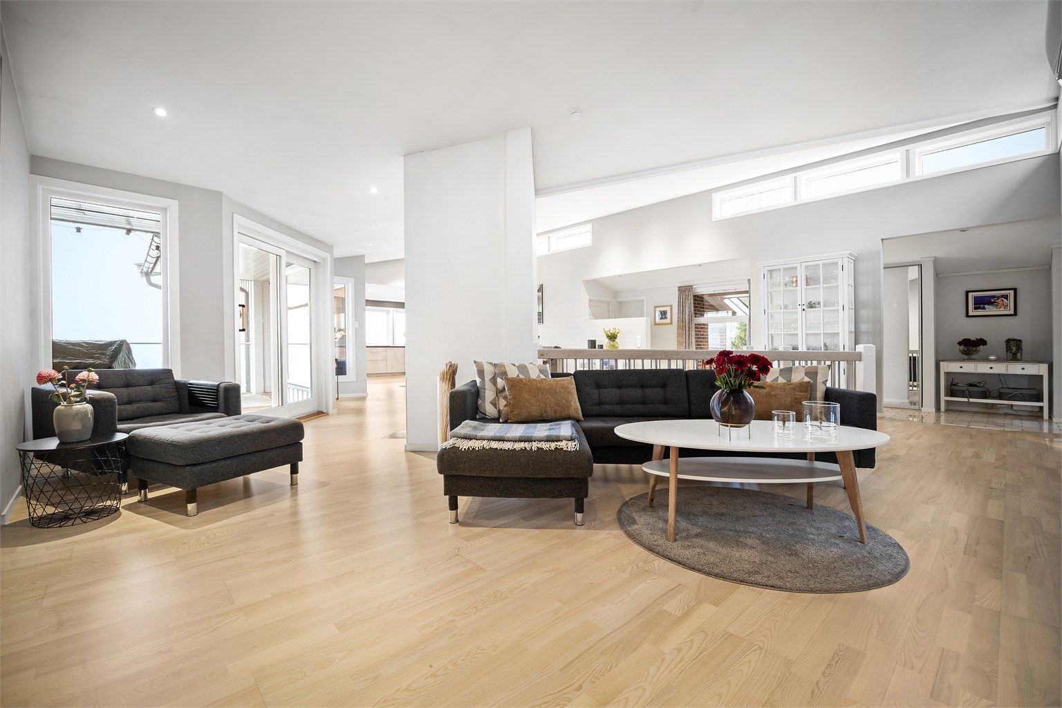 I 1. etasje er det en lys og romslig stue/spisestue