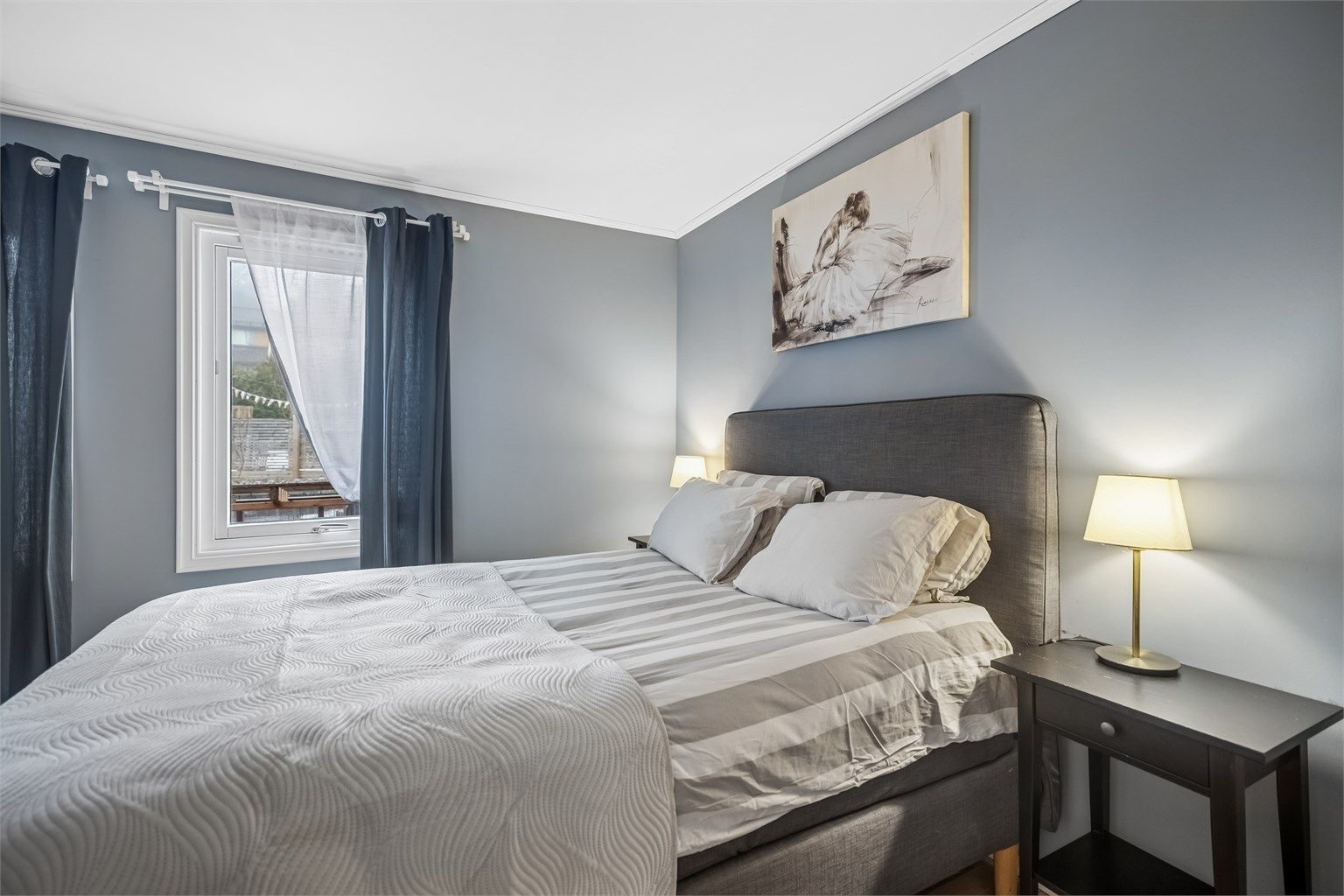 Rommet er lyst og luftig og malt i en delikat blåfarge.