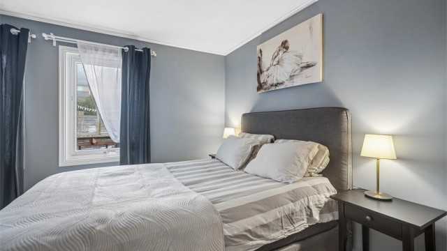 Rommet er lyst og luftig og malt i en delikat blåfarge.