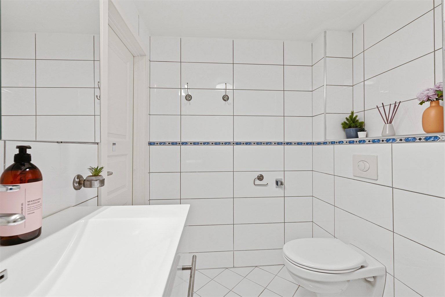 Romslig flislagt bad med varmekabler for lun varme mot nakne føtter. Badet ligger i 2 etg.