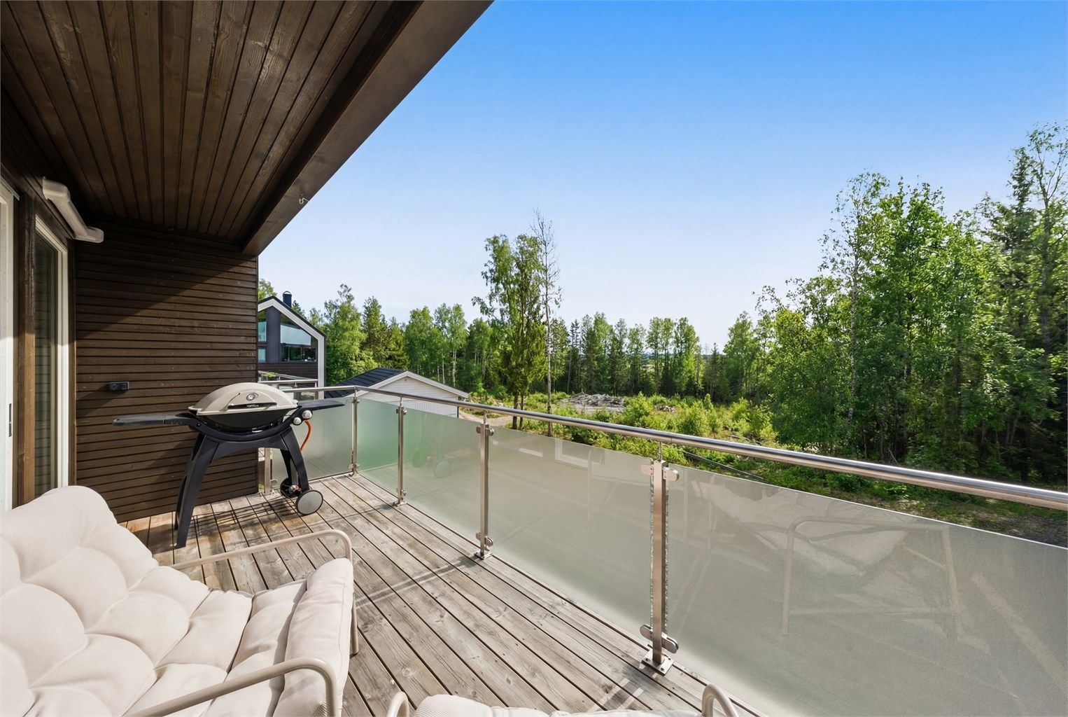 Her er det plass til grill og en liten sittegruppe.