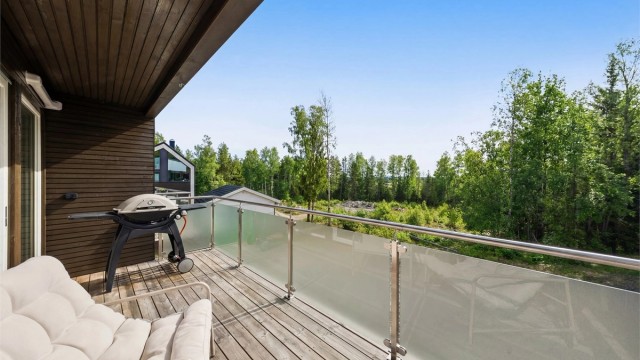 Her er det plass til grill og en liten sittegruppe.