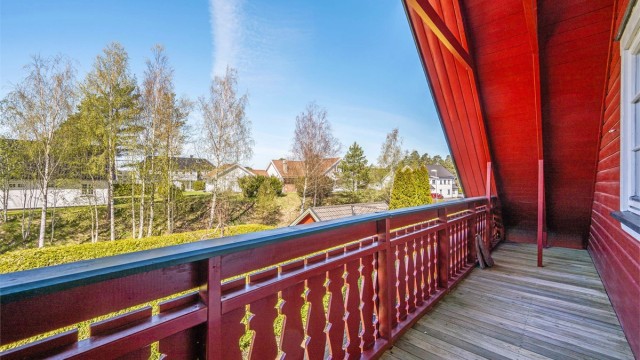 Den vestvendte balkongen på 7 m² er en fin, privat uteplass.