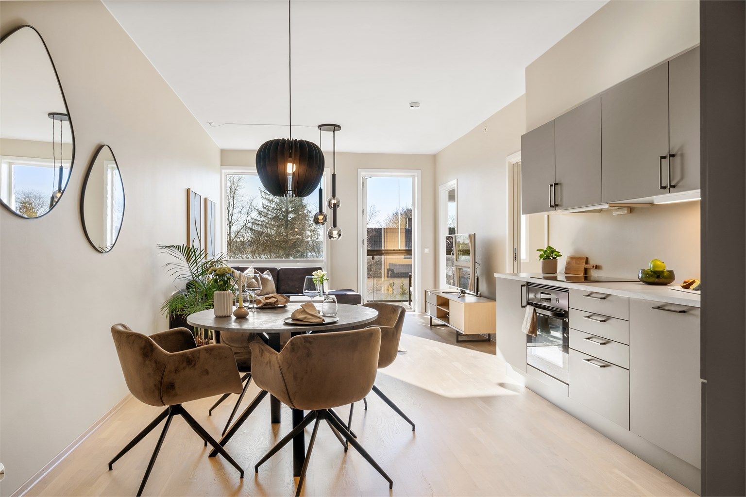 Velkommen til Theodor Dahls veg 4A, presentert av Tom Christer Hovde i Krogsveen avd. Sandnes.
Stor takhøyde (ca. 2.7 meter), smakfulle materialvalg av høy kvalitet, sammen med lekre lyse farger, er det som møter det så snart du trer inn i leiligheten.