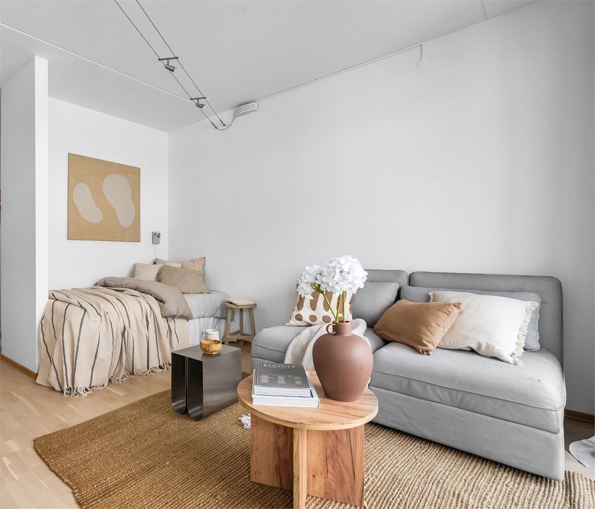 I stuen er det plass til å møblere etter eget behov med både seng, sitteplass samt et lite spisebord ved kjøkkenet. 