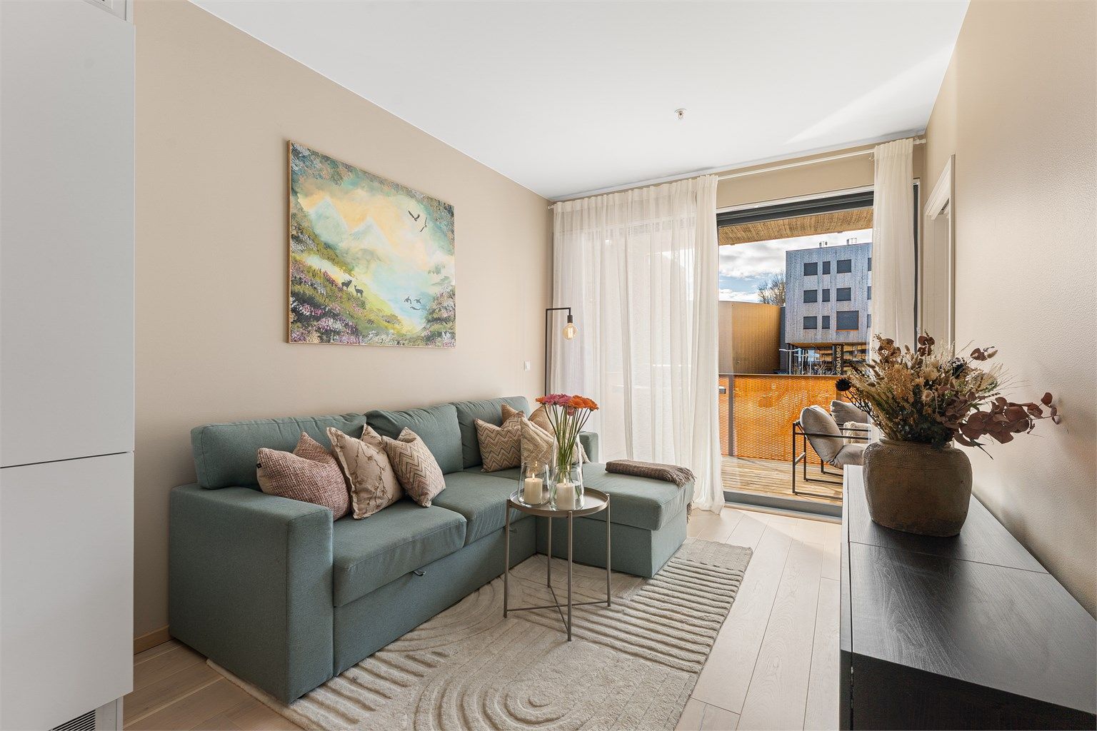 Stuen har åpen løsning mot kjøkkenet, og vannbåren gulvvarme i alle oppholdsrom sikrer jevn komfort.