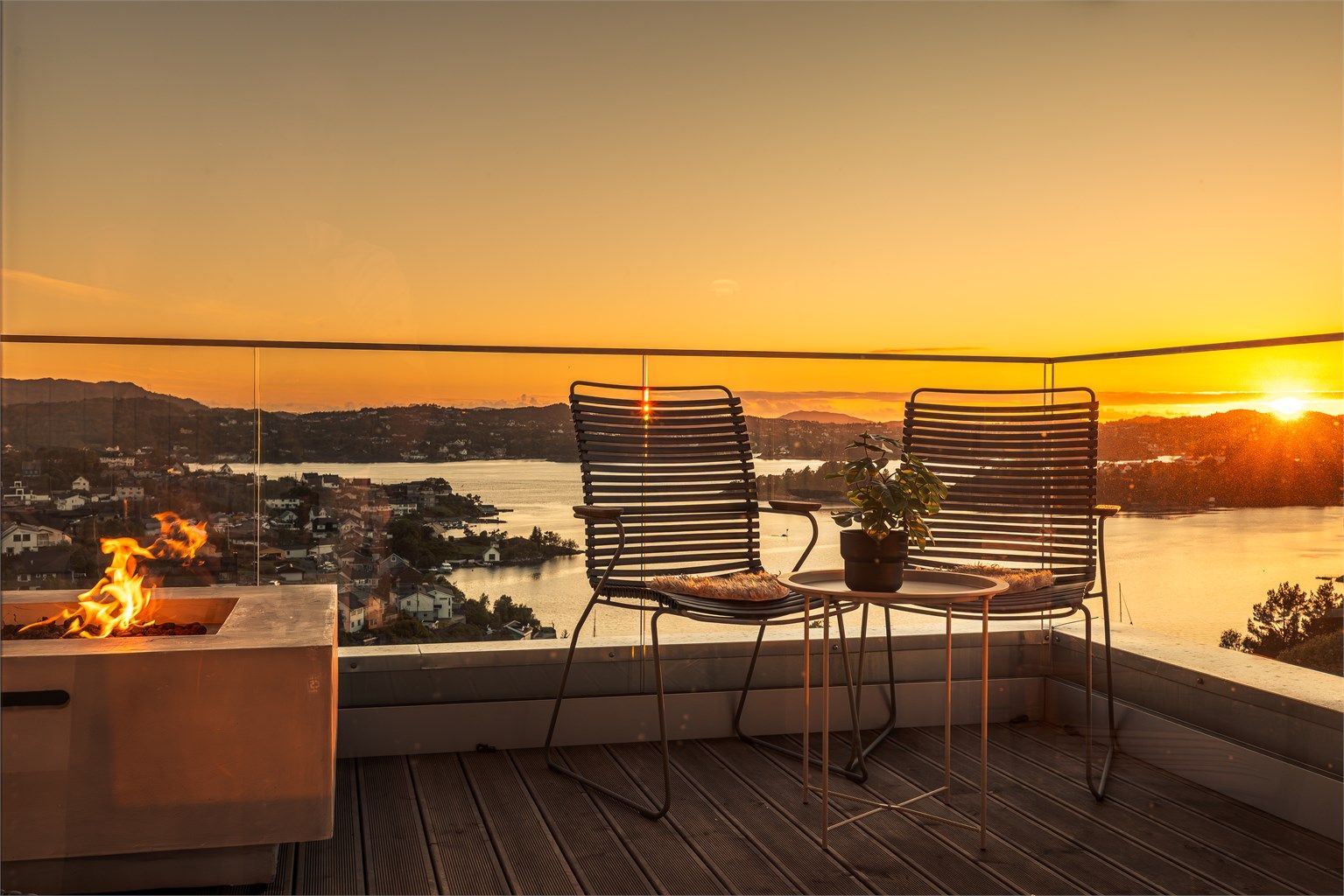 Her er det over 100 kvm uteplasser rundt eiendommen, fantastisk utsikt over Alvøpollen og innseilingen til Bergen, og de beste solforhold.