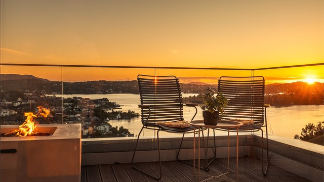 Her er det over 100 kvm uteplasser rundt eiendommen, fantastisk utsikt over Alvøpollen og innseilingen til Bergen, og de beste solforhold.