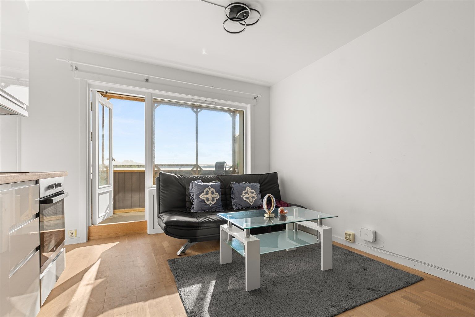 Stuen er fylt med sollys som skaper en behagelig atmosfære! 