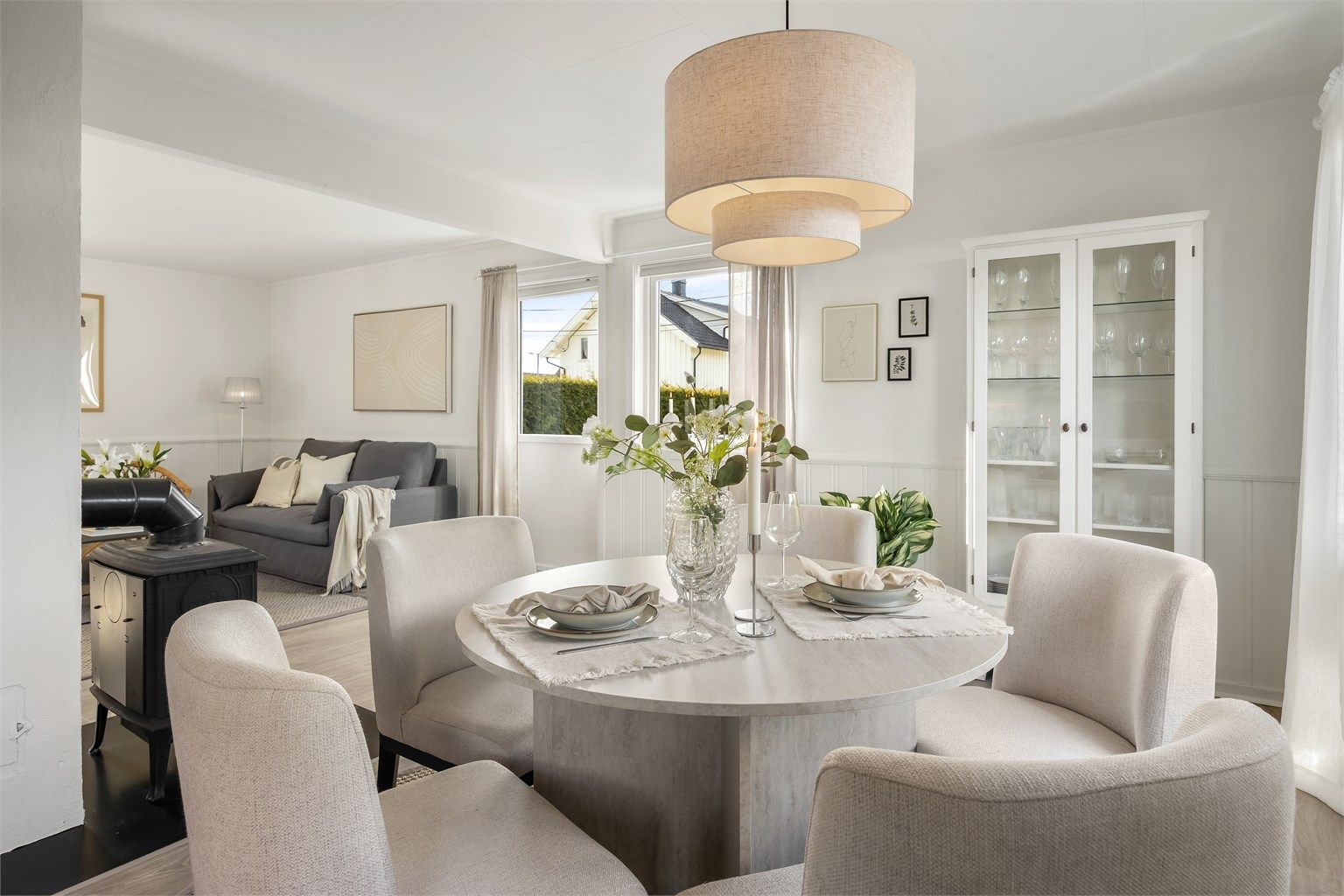 Den åpne planløsningen gir en god flyt mellom de ulike sonene i første etasje.