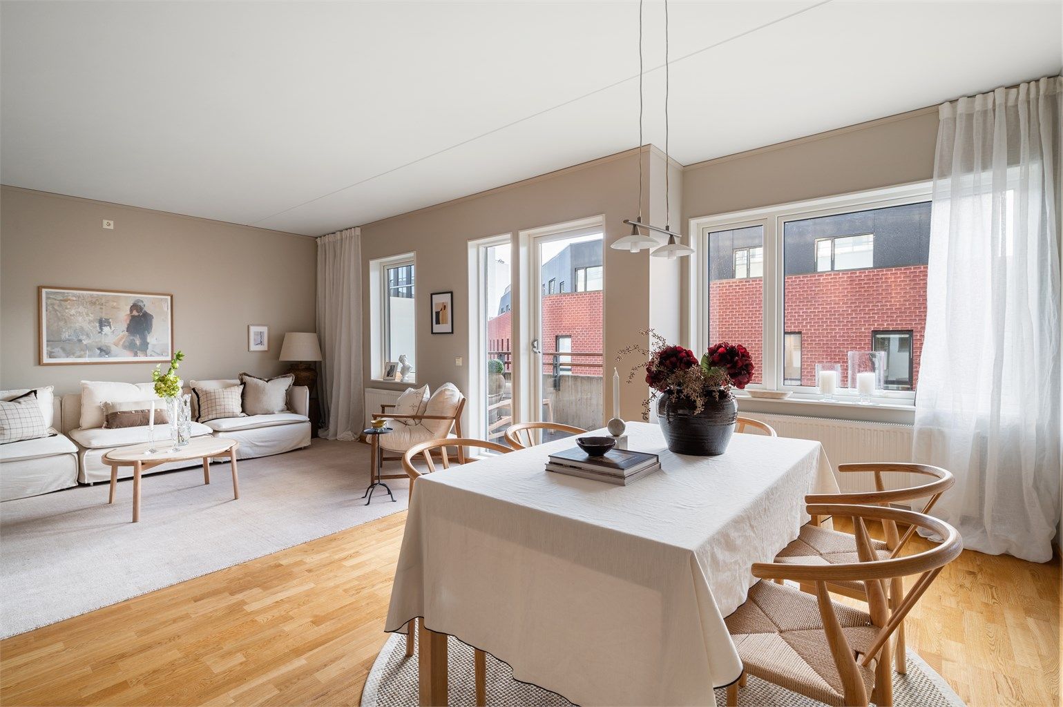 En lys og romslig 3(4)-roms selveierleilighet i 5. etasje med heis, garasjeplass og felles takterrasse