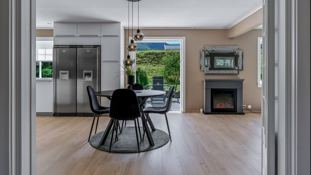Tofløyet glassdør skiller elegant mellom entré og kjøkken/allrom.