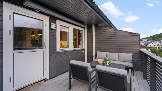 Utgang til balkong med plass til hyggelig sittegruppe - levegg mot nabo