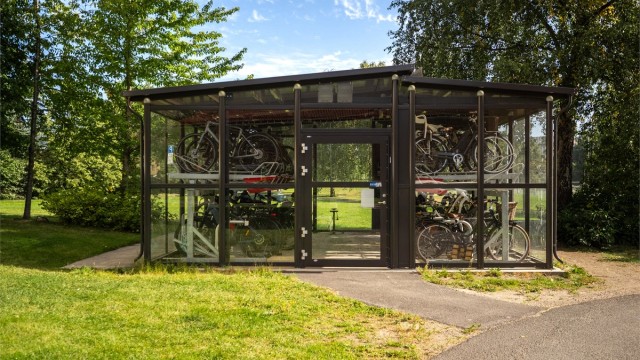 Moderne, nybygde sykkelskur med ca. 100 plasser som leies ut etter søknad og venteliste.