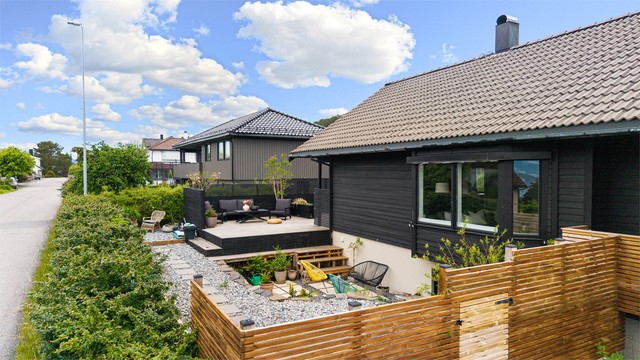 Eiendommen har flere terrasser og uteplasser.