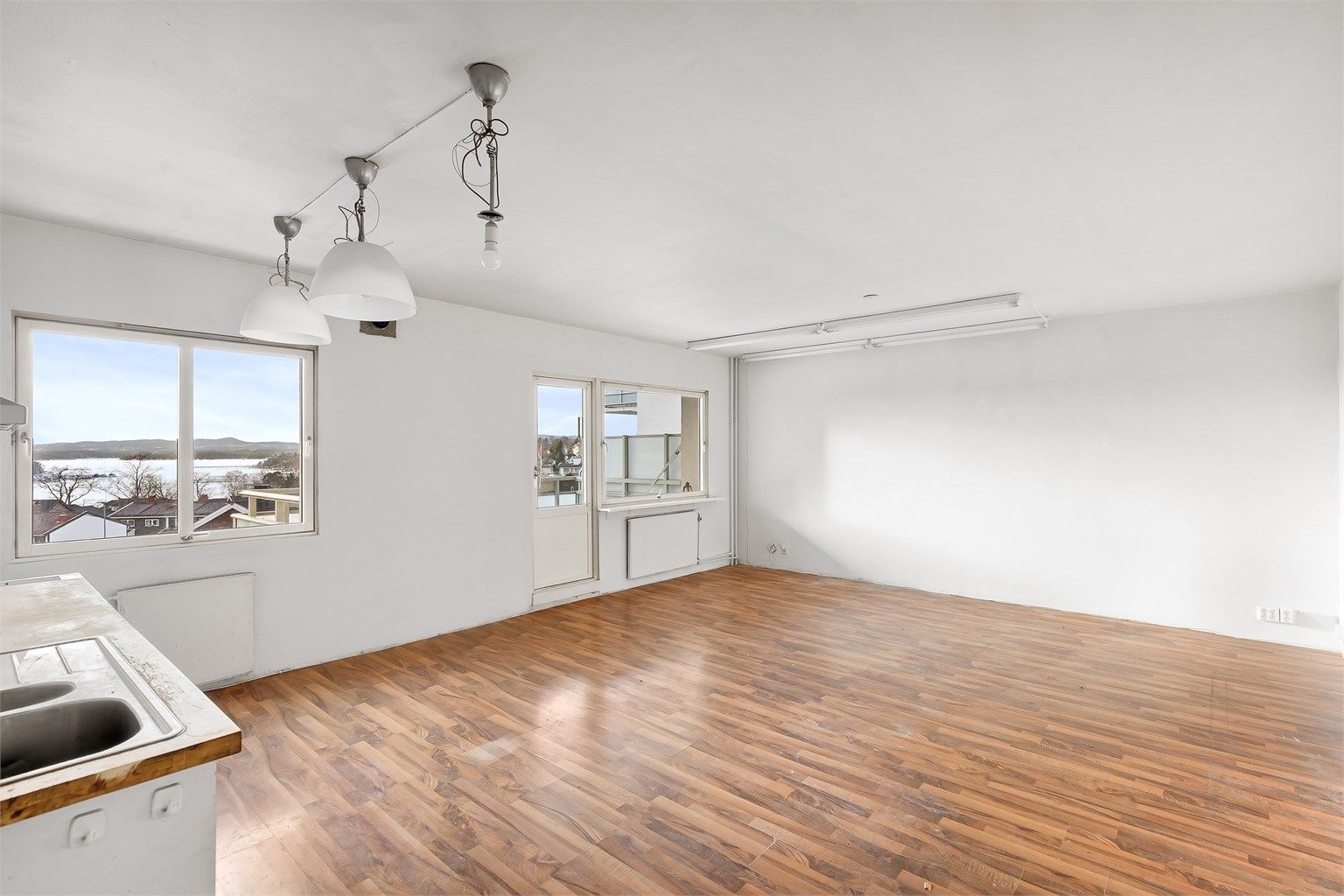 Også fra kjøkkenavdelingen har man utsyn over nærområdet og fjorden.