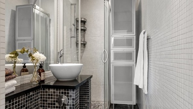 Badet er utstyrt med vegghengt toalett, dusjhjørne og servant. Fordelerskap for rør-i-rør er plassert her.