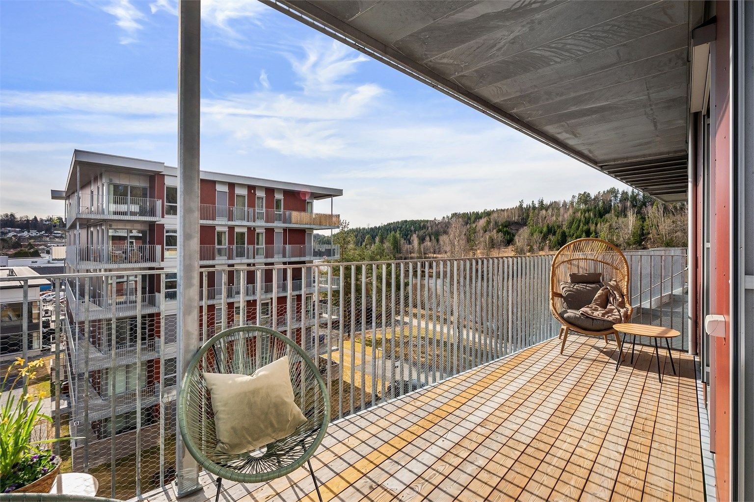 Utsikt over fellesområdene og de naturskjønne omgivelsene.