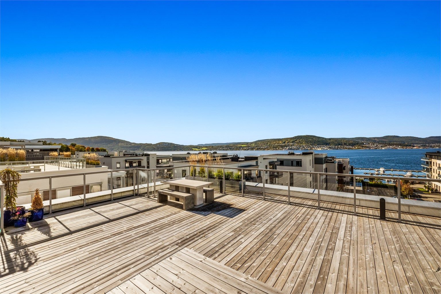 Det er kun denne leiligheten som ligger i denne etasjen, foruten borettslagets felles takterrasse.