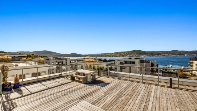 Det er kun denne leiligheten som ligger i denne etasjen, foruten borettslagets felles takterrasse.