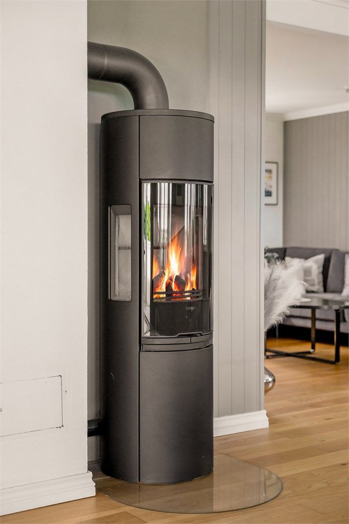 Elementpipe og peisovn med glassdør, installert da boligen var ny i 2009.