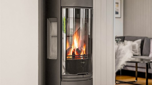 Elementpipe og peisovn med glassdør, installert da boligen var ny i 2009.