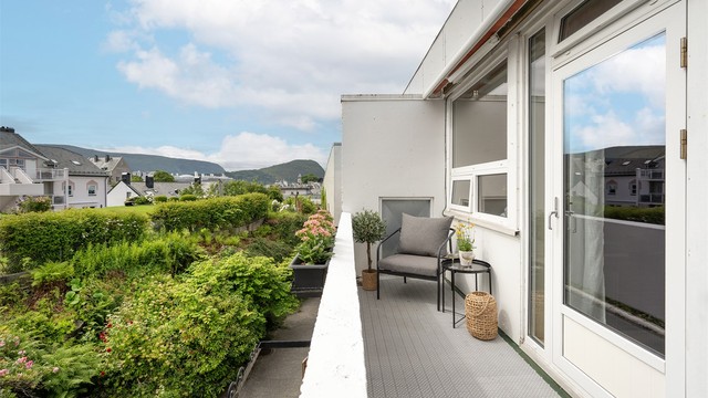 Leiligheten ligger i toppetasjen med adkomst via heis. Direkte utgang fra stue til sydvendt balkong på ca 6m²