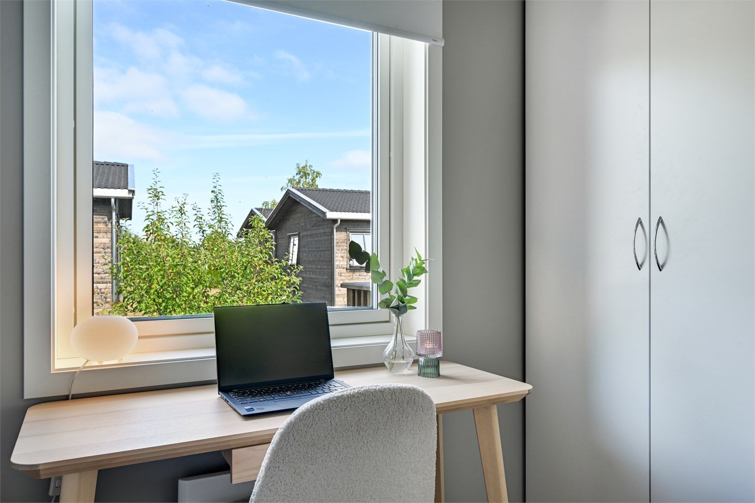 God plass til garderobeskap for oppbevaring.