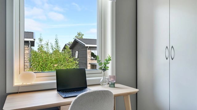 God plass til garderobeskap for oppbevaring.