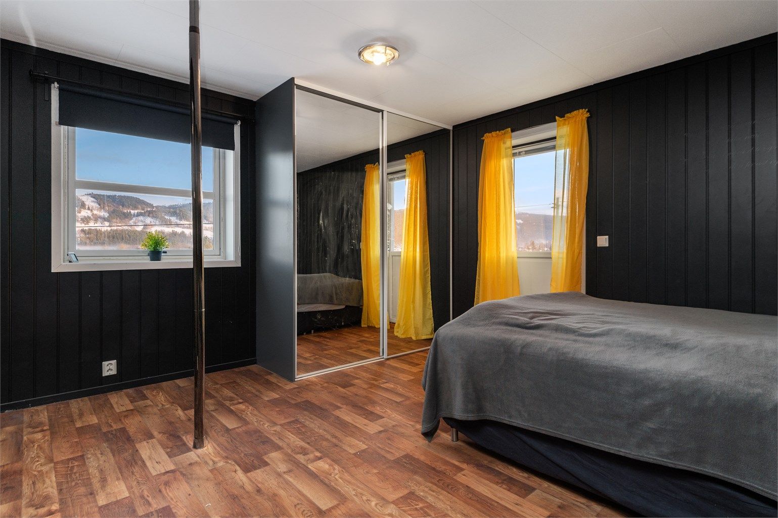 Det største rommet i 2. etasje måler 16 kvm. 