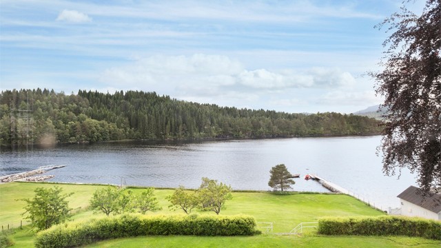 Fra huset har man en storslått utsikt over den parkmessige hagen og Skodjevika