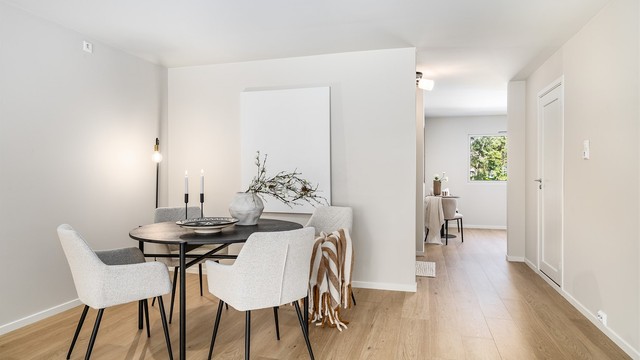 Mellom stuen og kjøkkenet er det åpnet opp. Alle gulv utenom badet er avrettet og utført med Pergo Trondheim én-stavs laminat. Varmefolie er lagt i stuen, kjøkkenet og entreen.