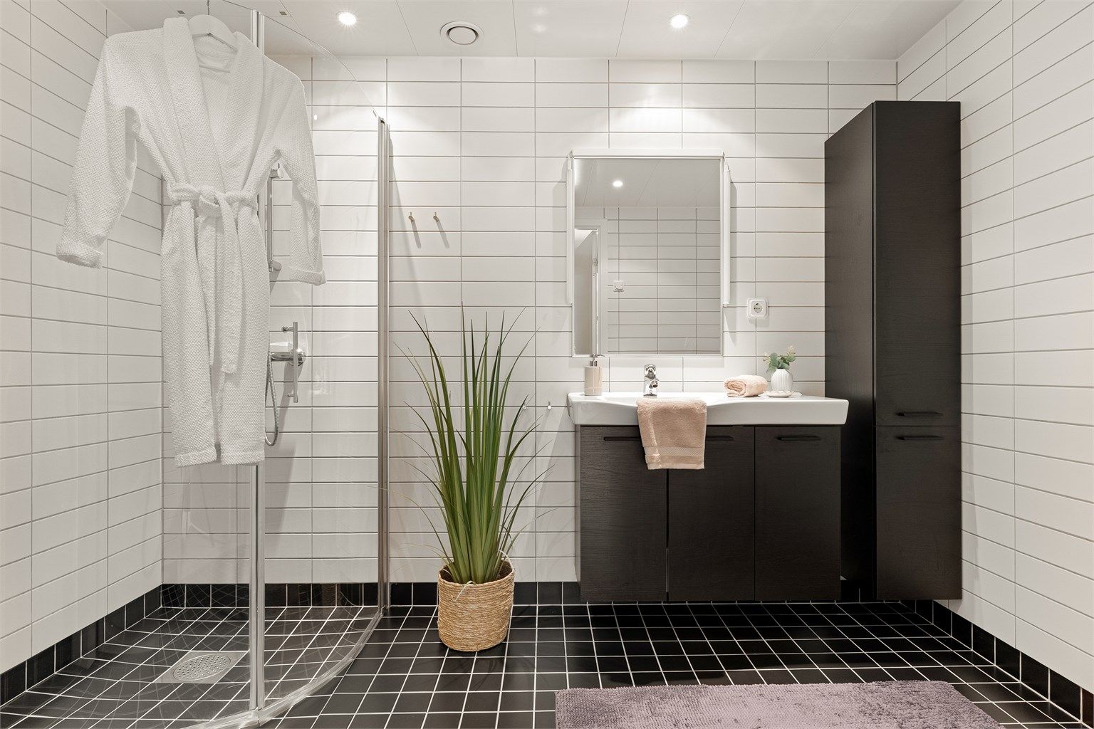 Helfliset bad utstyrt med varmekabler i gulvet og innfelte spotlights i taket.