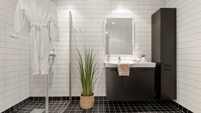 Helfliset bad utstyrt med varmekabler i gulvet og innfelte spotlights i taket.