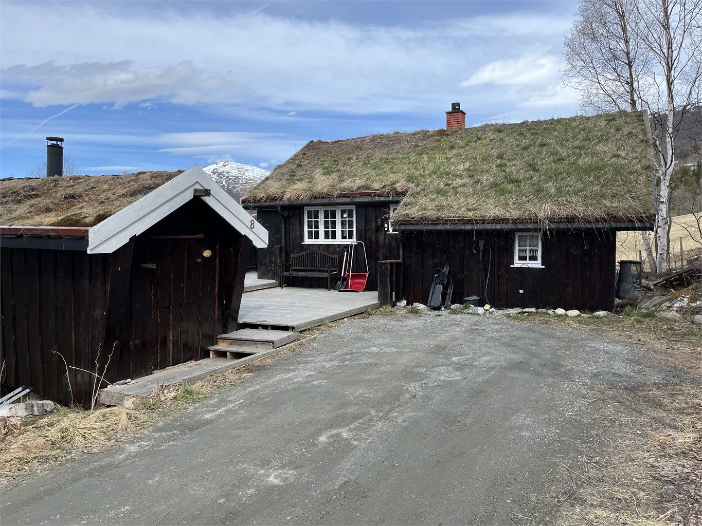 Eiendommen inkluderer et anneks fra 2007 med isolert soverom og bod.
