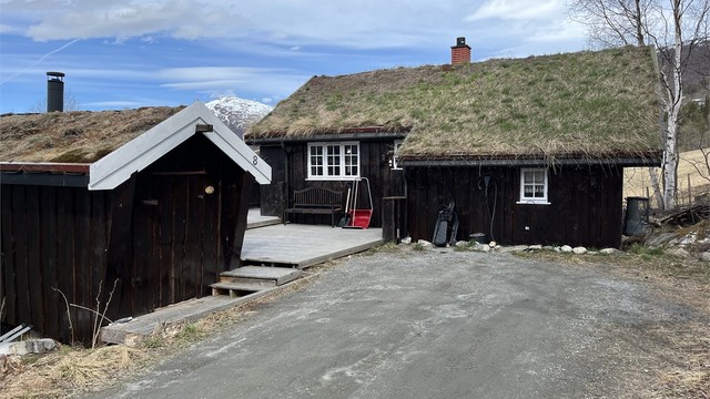 Eiendommen inkluderer et anneks fra 2007 med isolert soverom og bod.