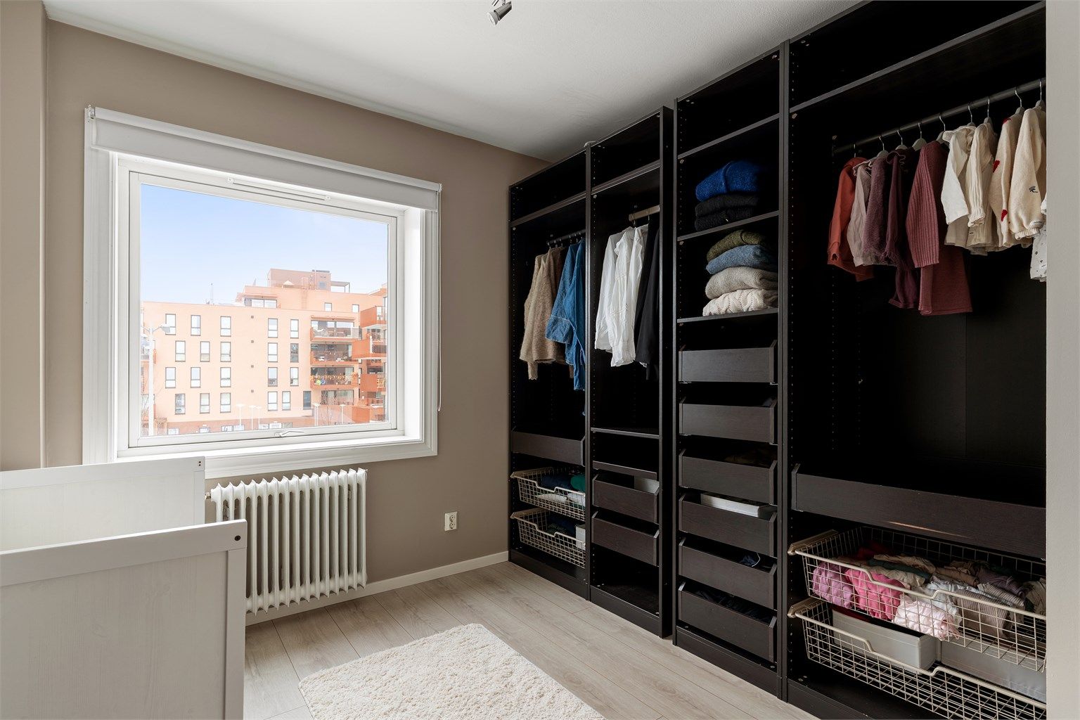 Også dette rommet har en stor garderobeløsning med god lagringskapasitet.