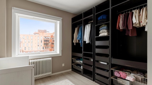 Også dette rommet har en stor garderobeløsning med god lagringskapasitet.