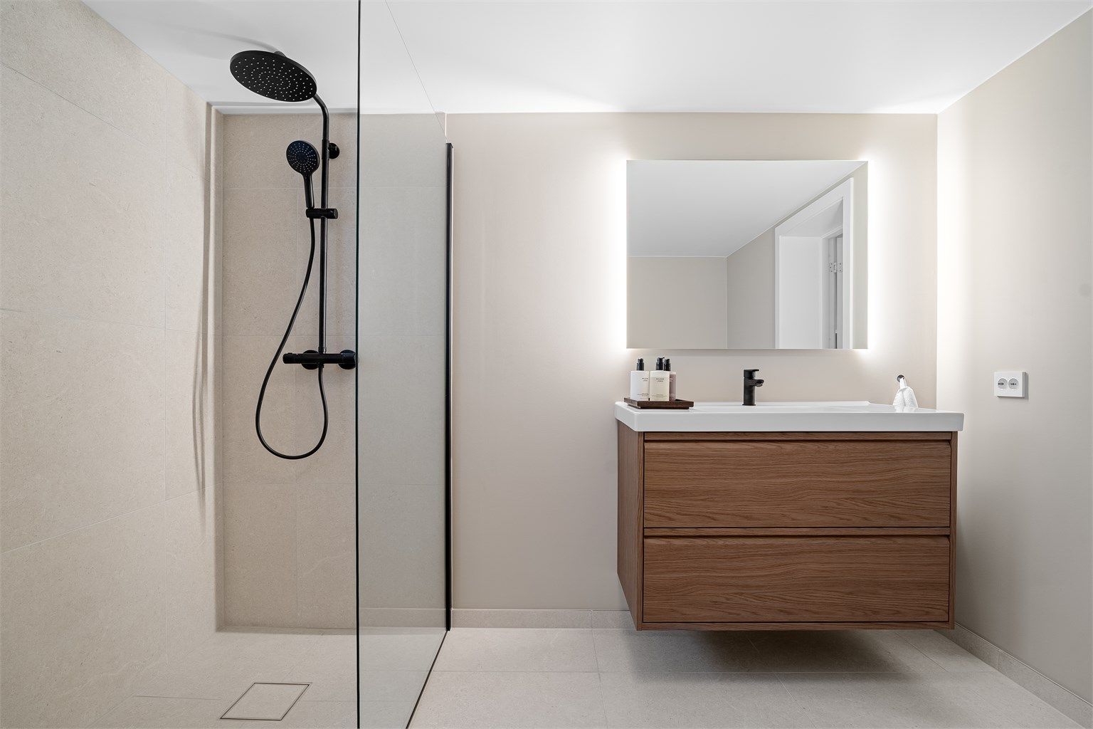 Moderne og lyst bad med hånd/-regndusj