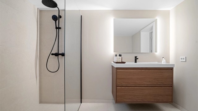 Moderne og lyst bad med hånd/-regndusj