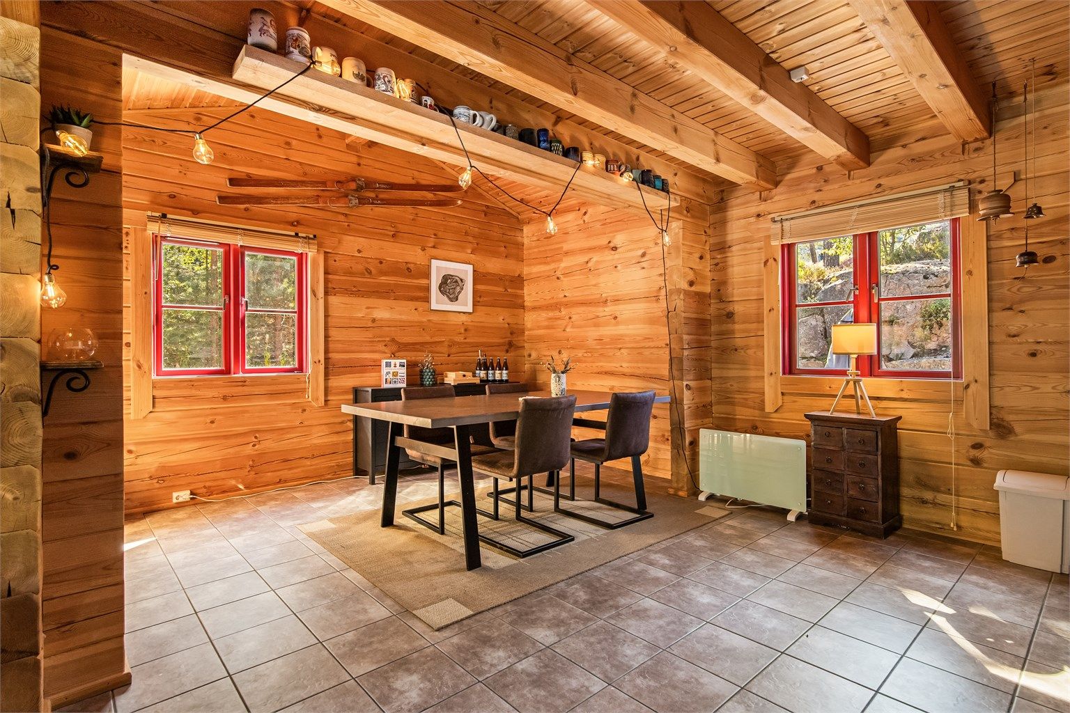 Romslig spisestue med høy og åpen himling med god plass til spisestuen