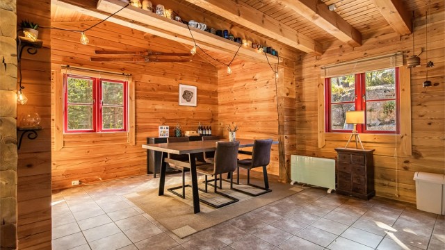 Romslig spisestue med høy og åpen himling med god plass til spisestuen